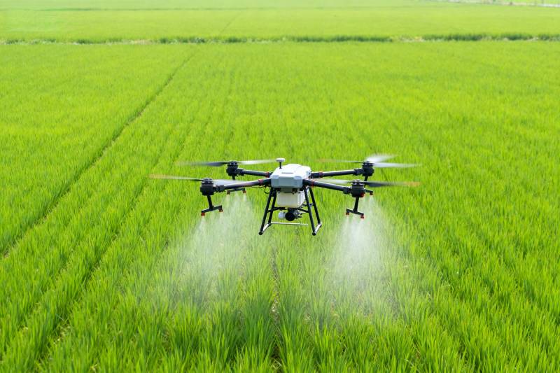 无人机喷洒农田图片