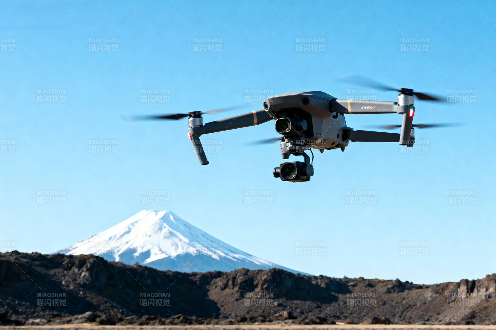 无人机飞越富士山图片