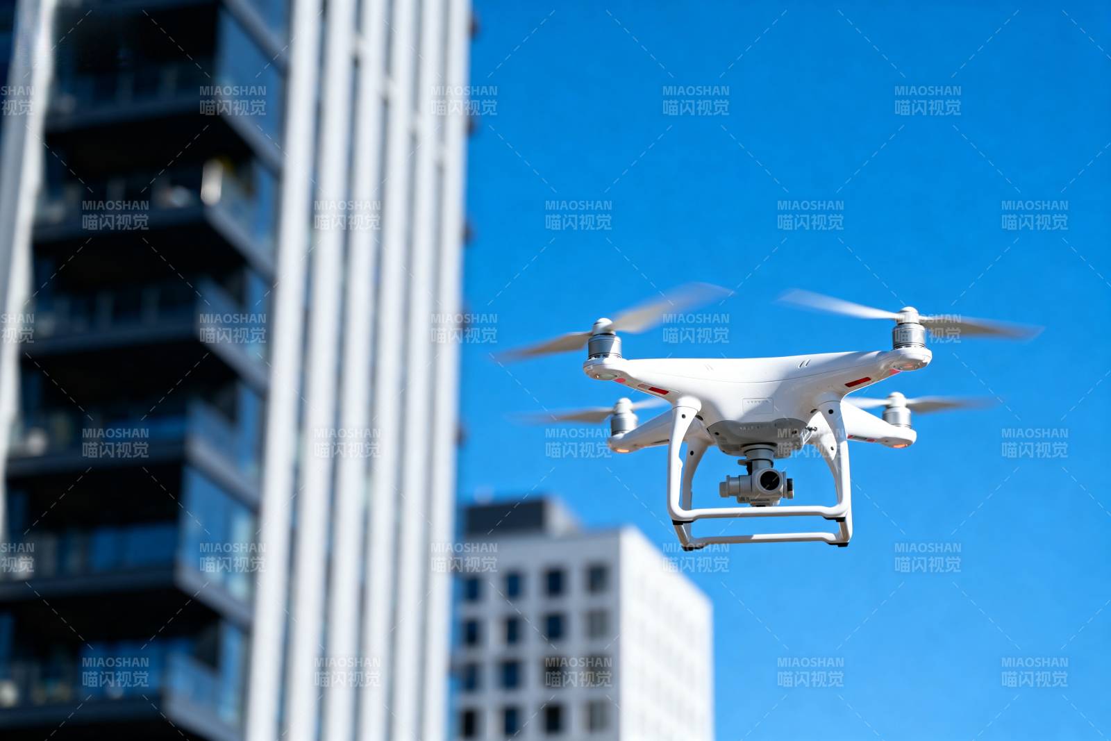 城市上空的无人机图片