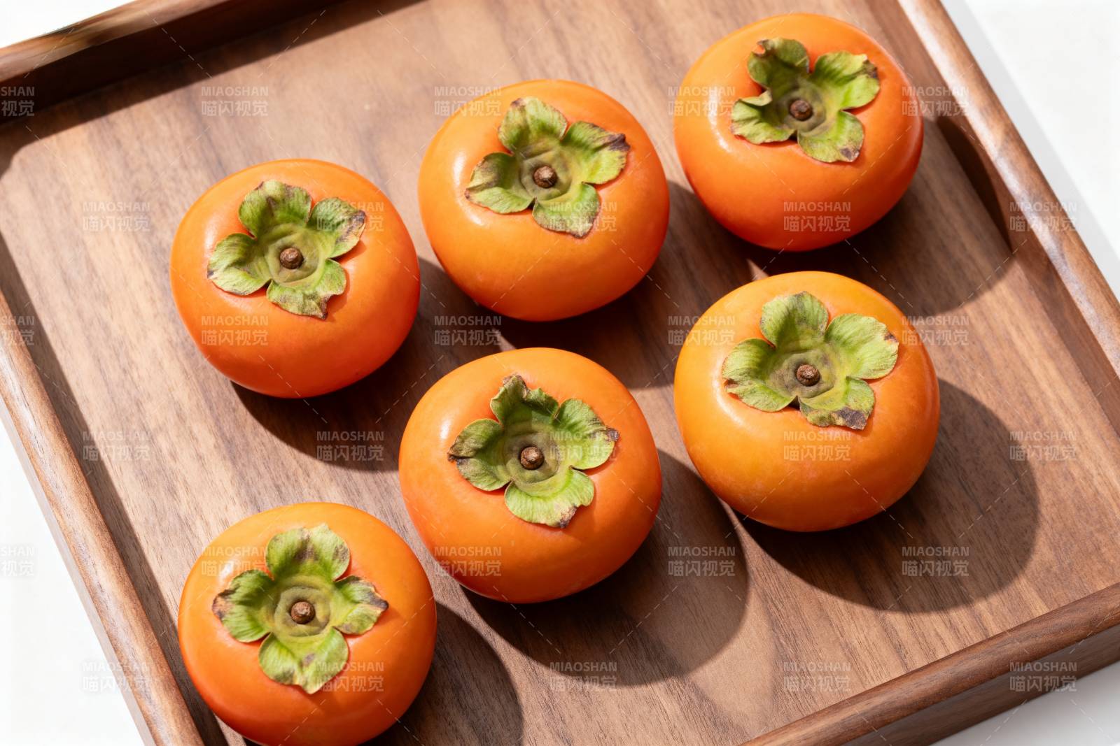 木盘上的六个柿子图片