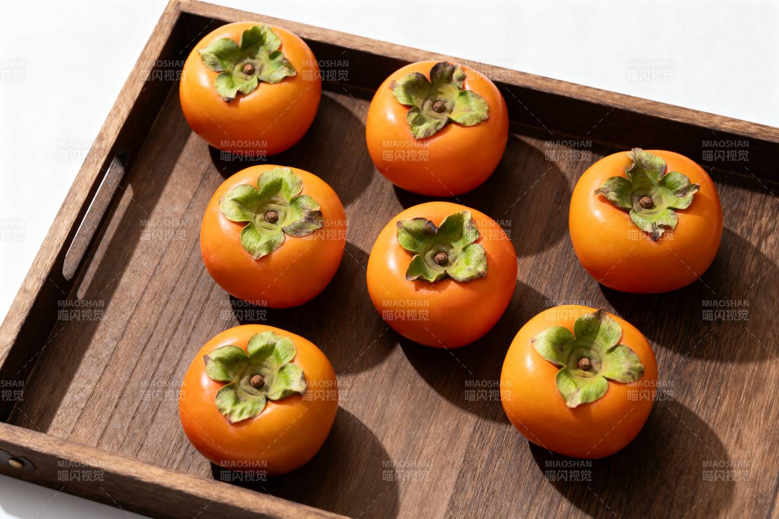木盘上的柿子图片