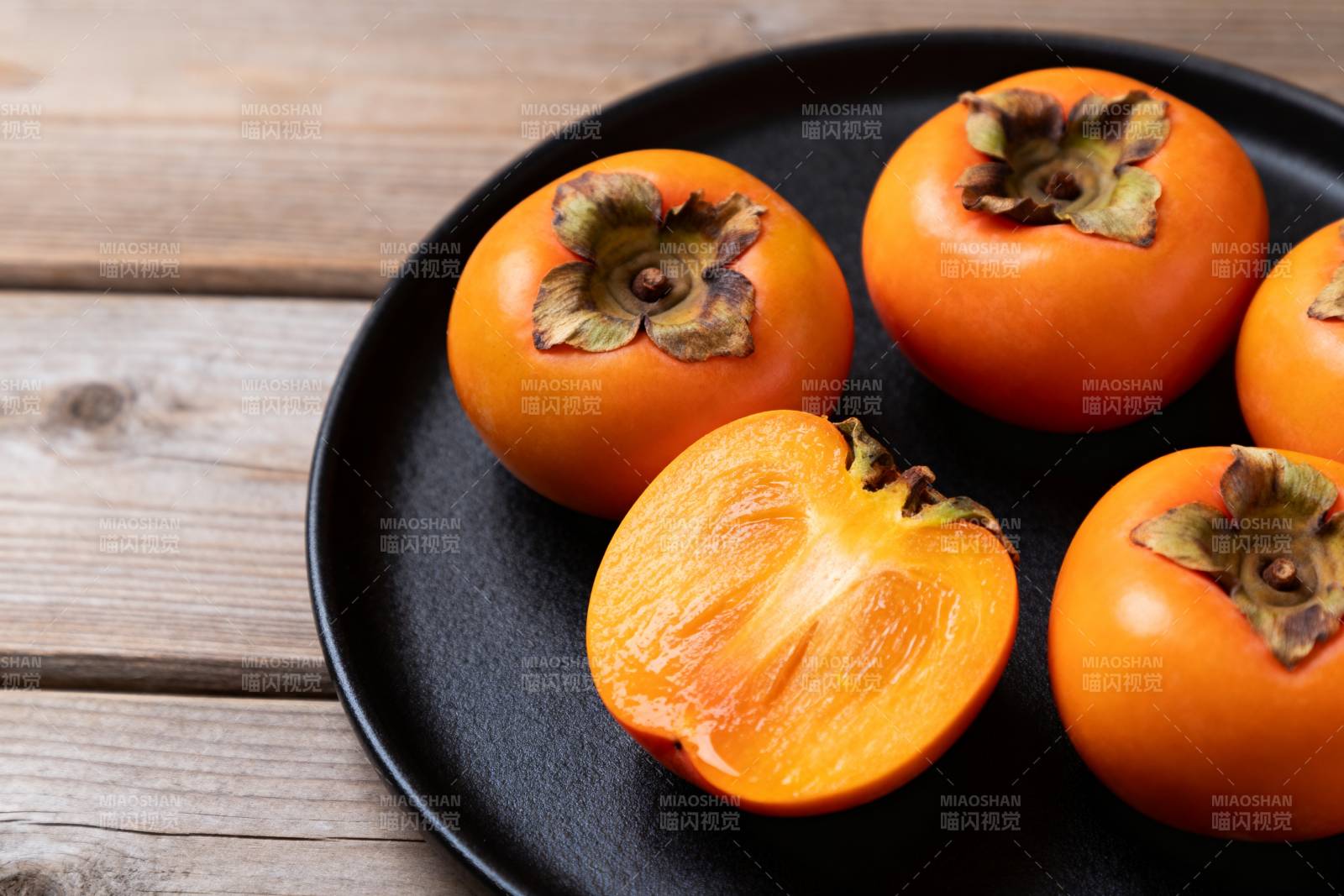 柿子切开鲜橙色图片