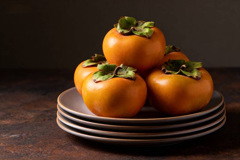 柿子堆叠盘中图片