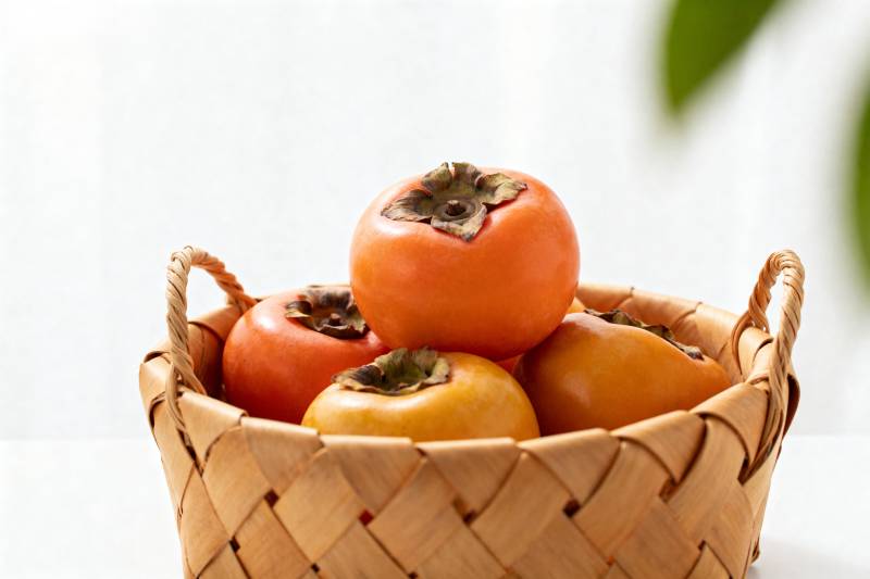 篮中柿子熟透了图片