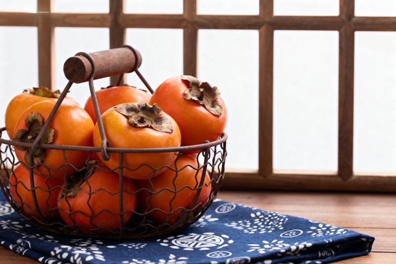 篮中柿子静谧秋景图片