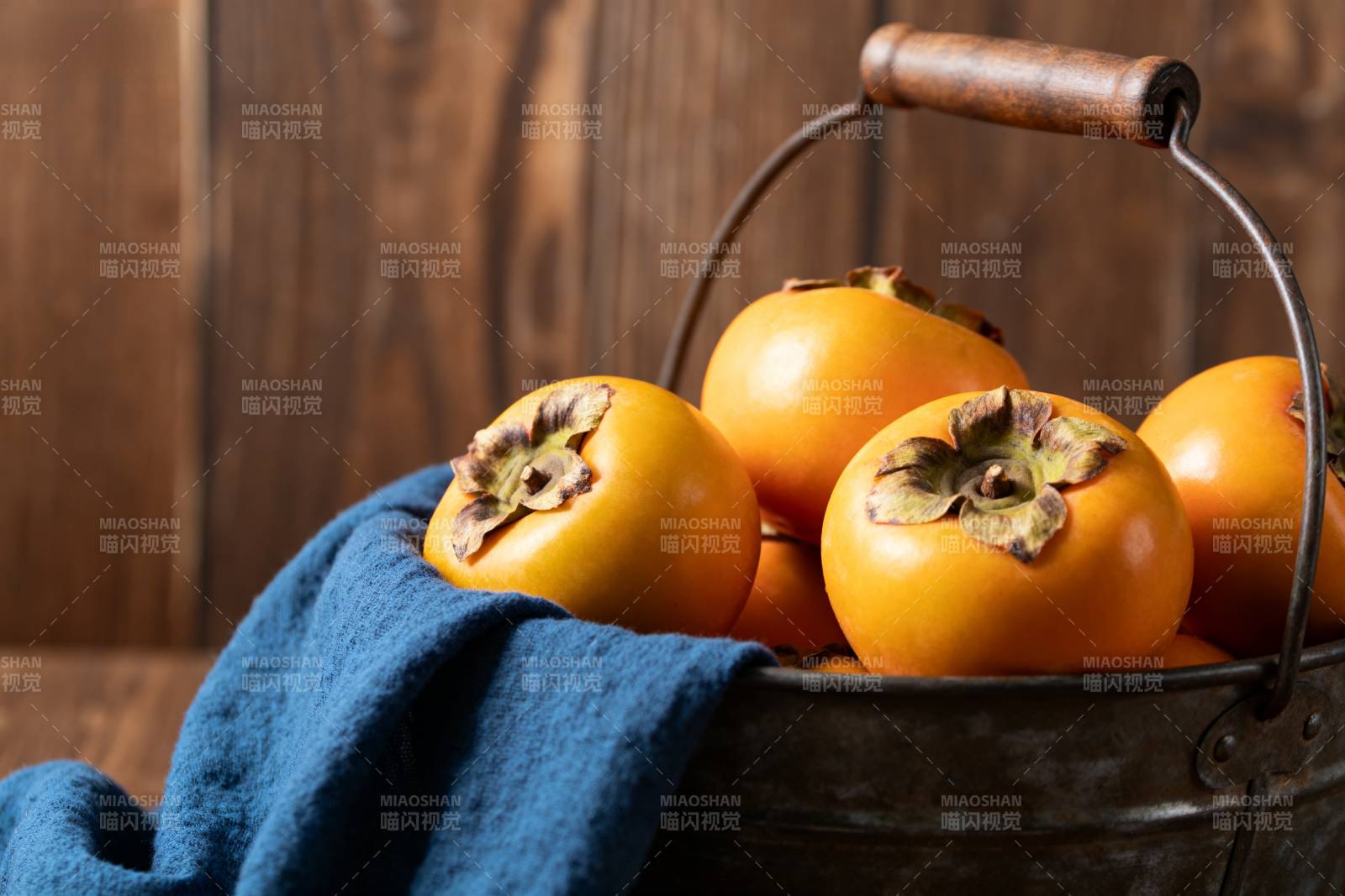柿子篮中静置图片