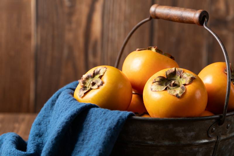 柿子篮中静置图片