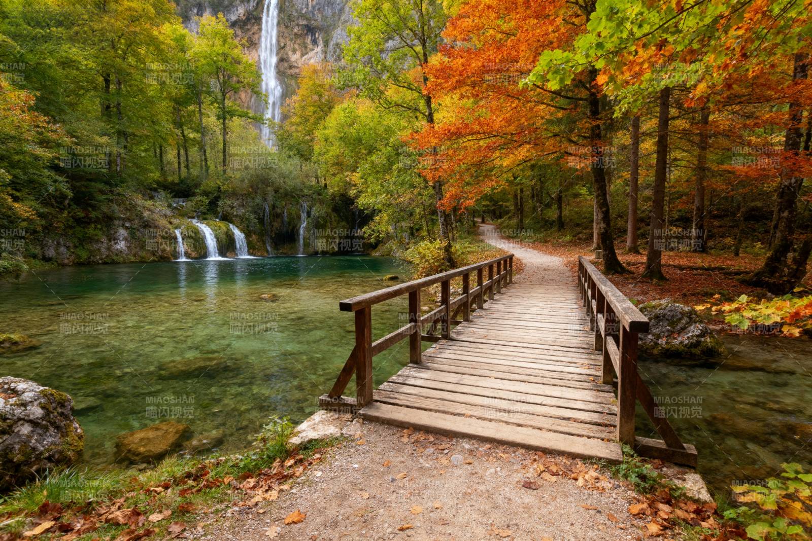 秋林溪桥美景图片