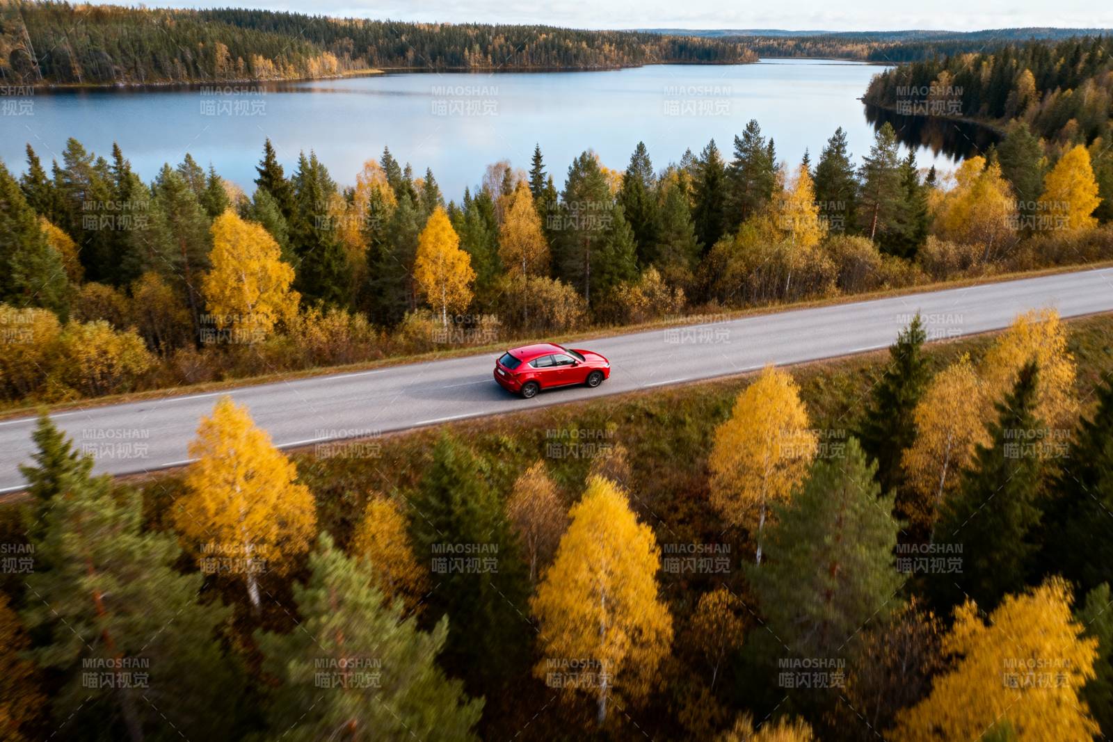 秋日湖畔行车图图片