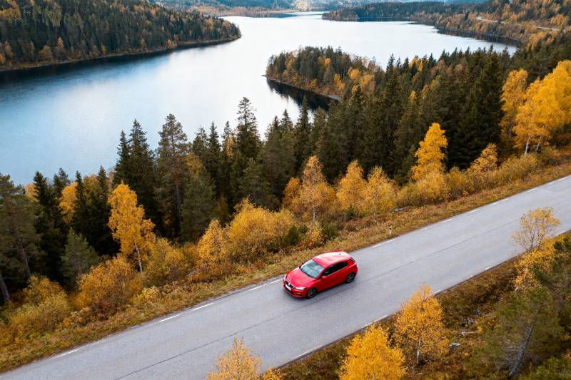 秋湖公路红车行图片