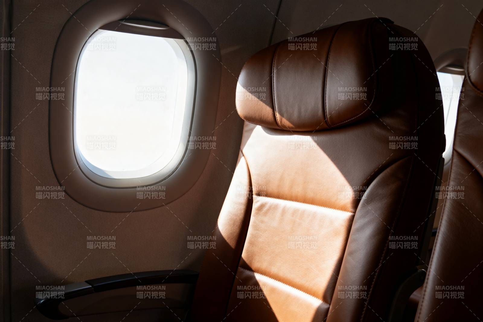 飞机窗边座椅图片