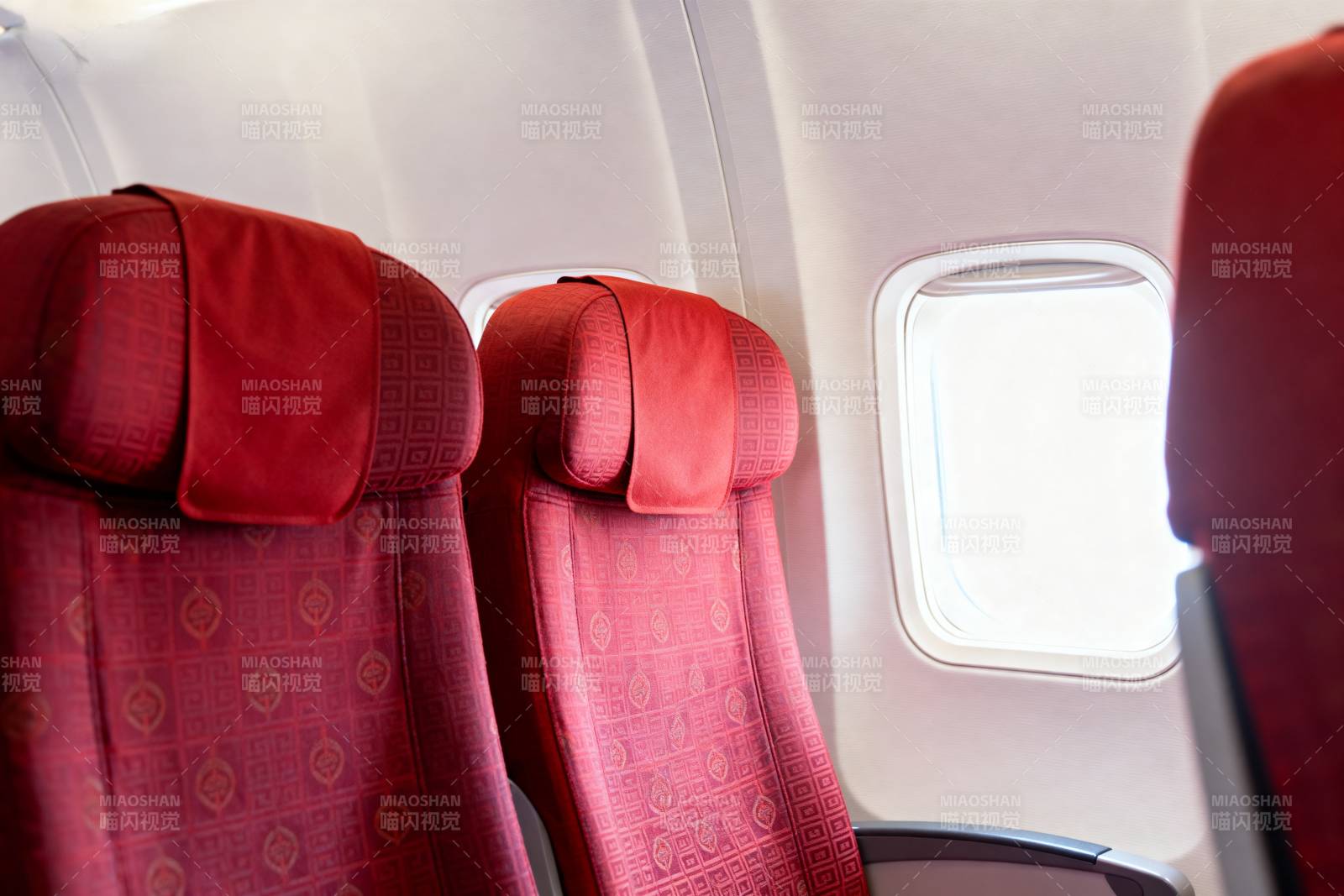 飞机红色座椅特写图片
