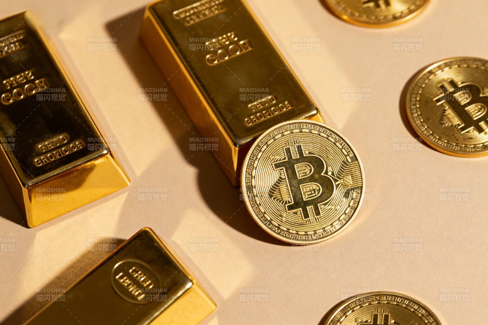 黄金与比特币并置图片