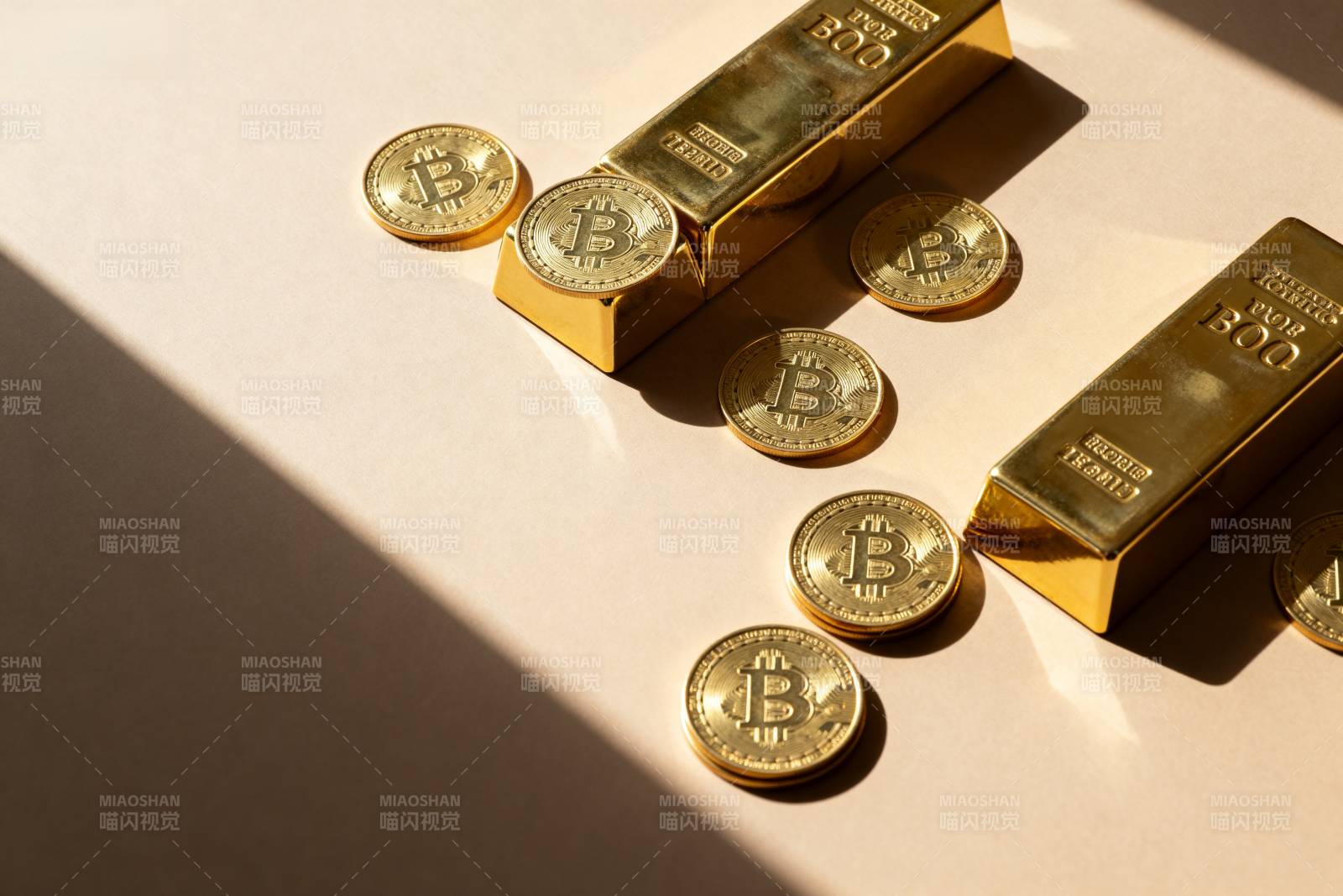 比特币与金条并置图片