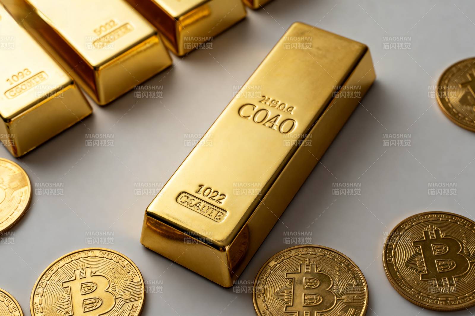 金条与比特币并置图片