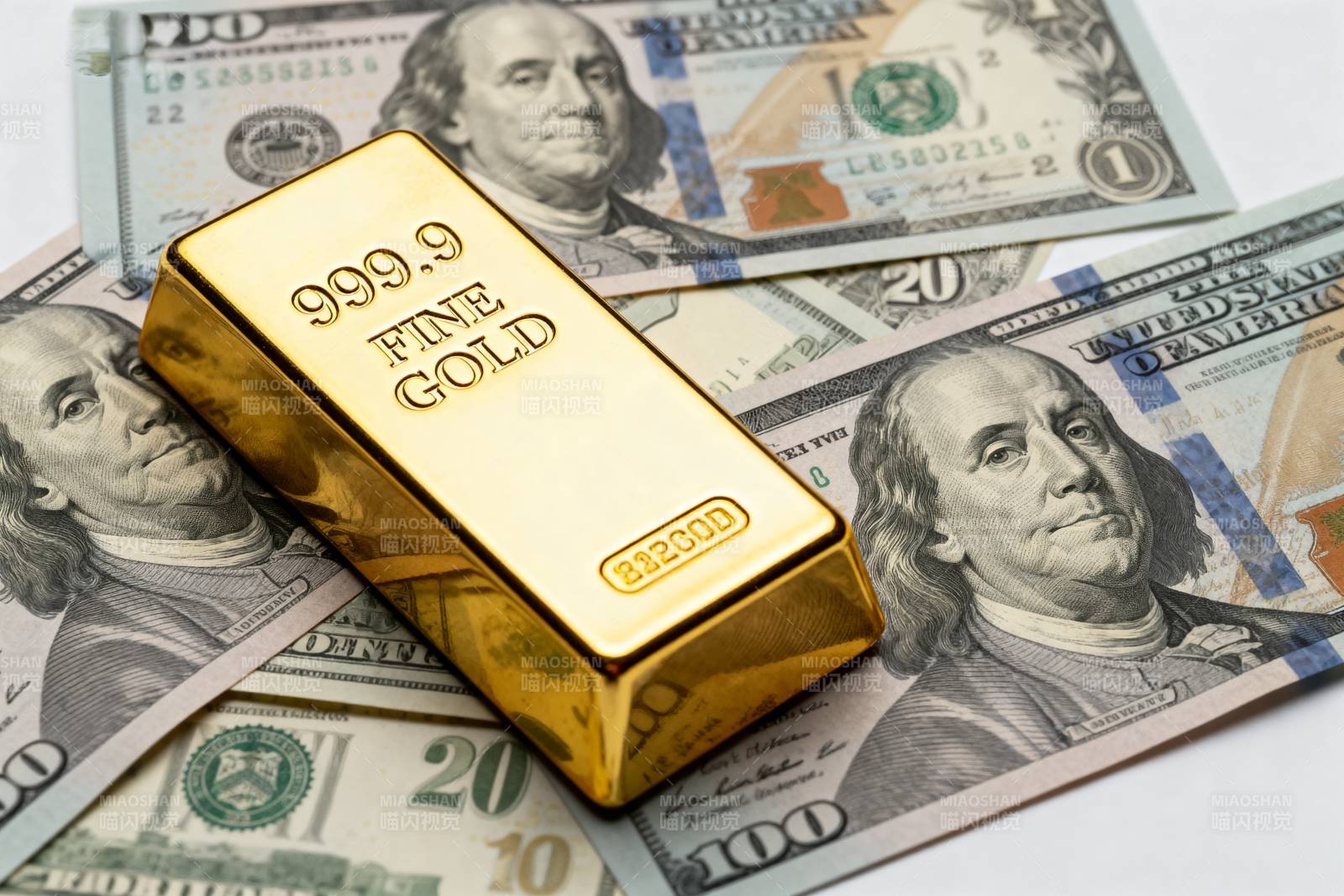 黄金与美元钞票图片