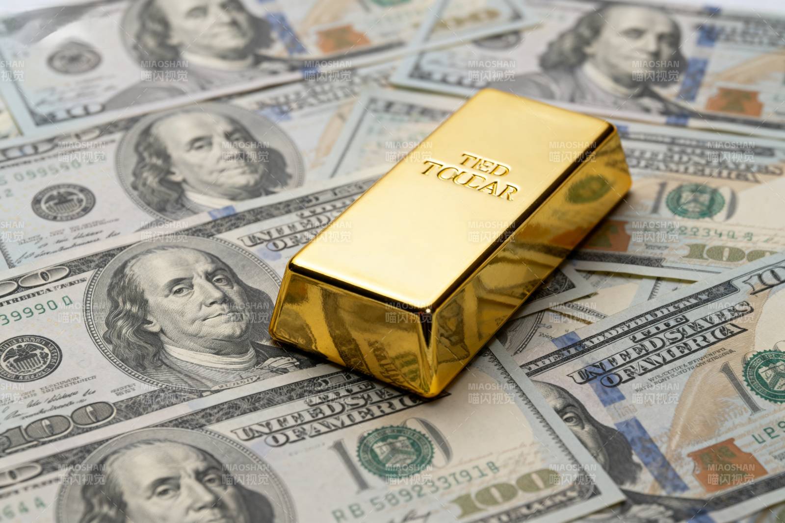 金条与美元钞票图片