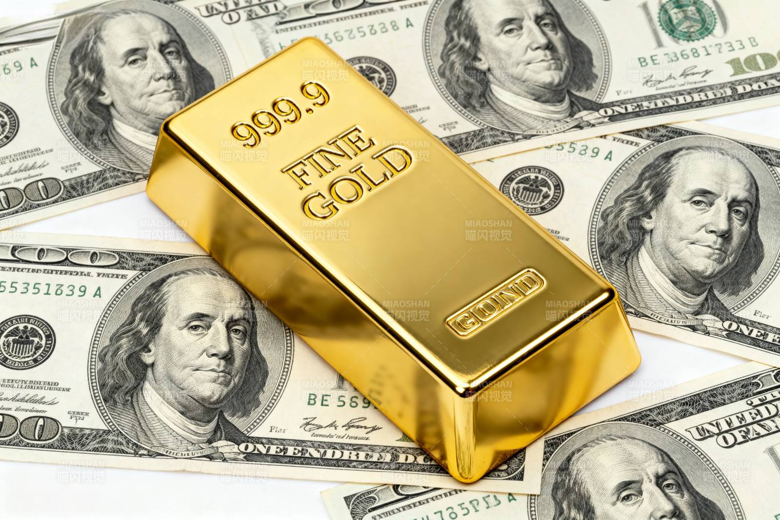 金条与美元钞票图片