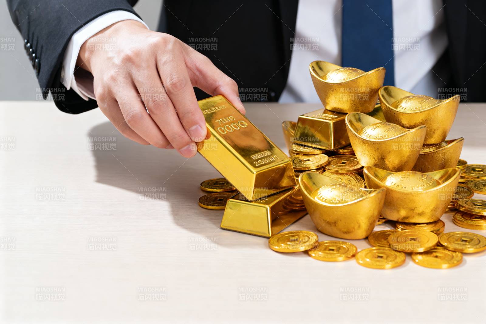 金条金币堆叠图片