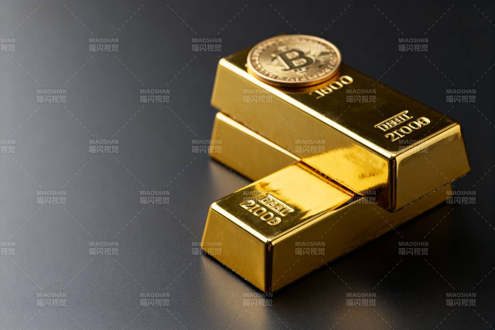 黄金与比特币并置图片