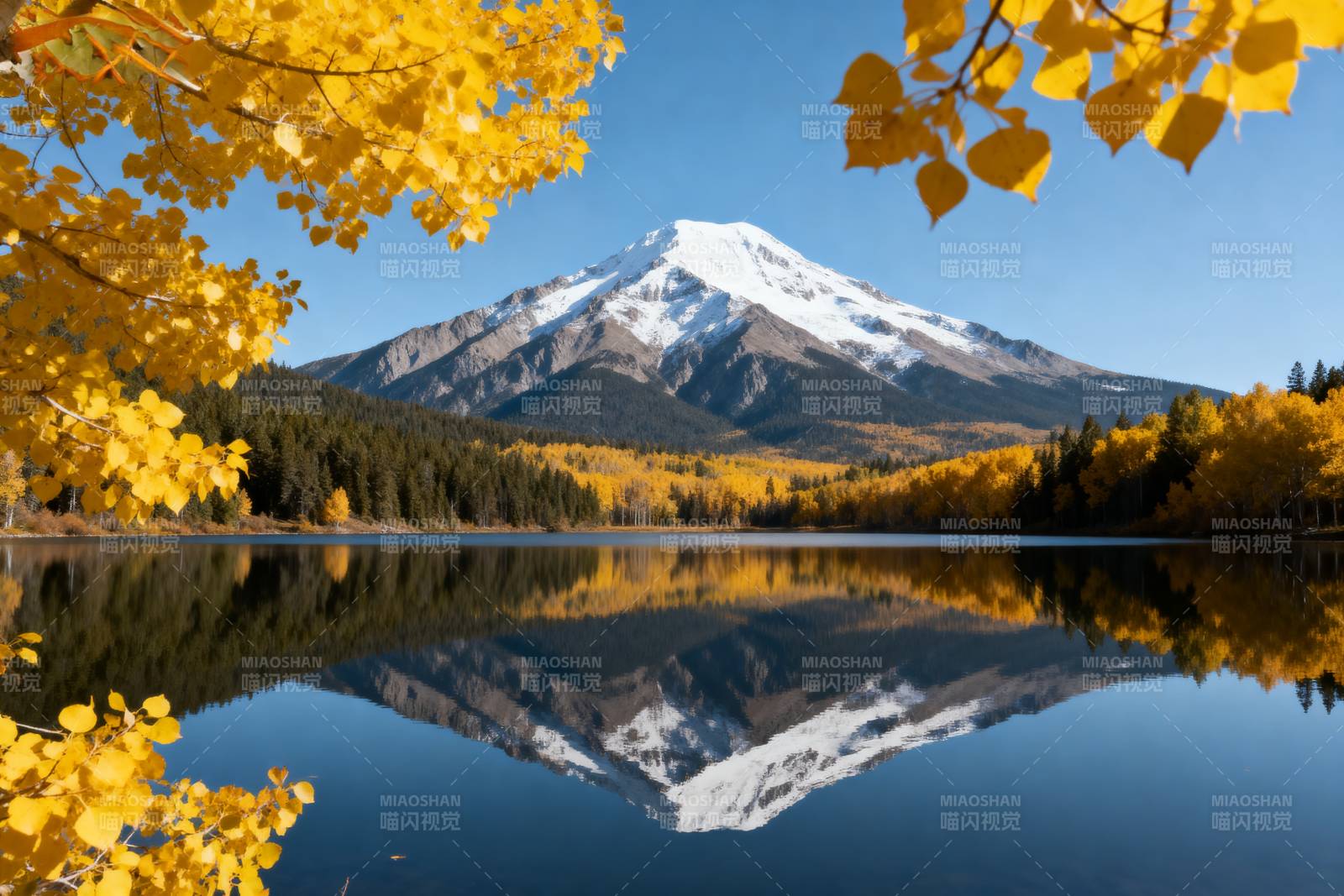 秋湖映雪山图片