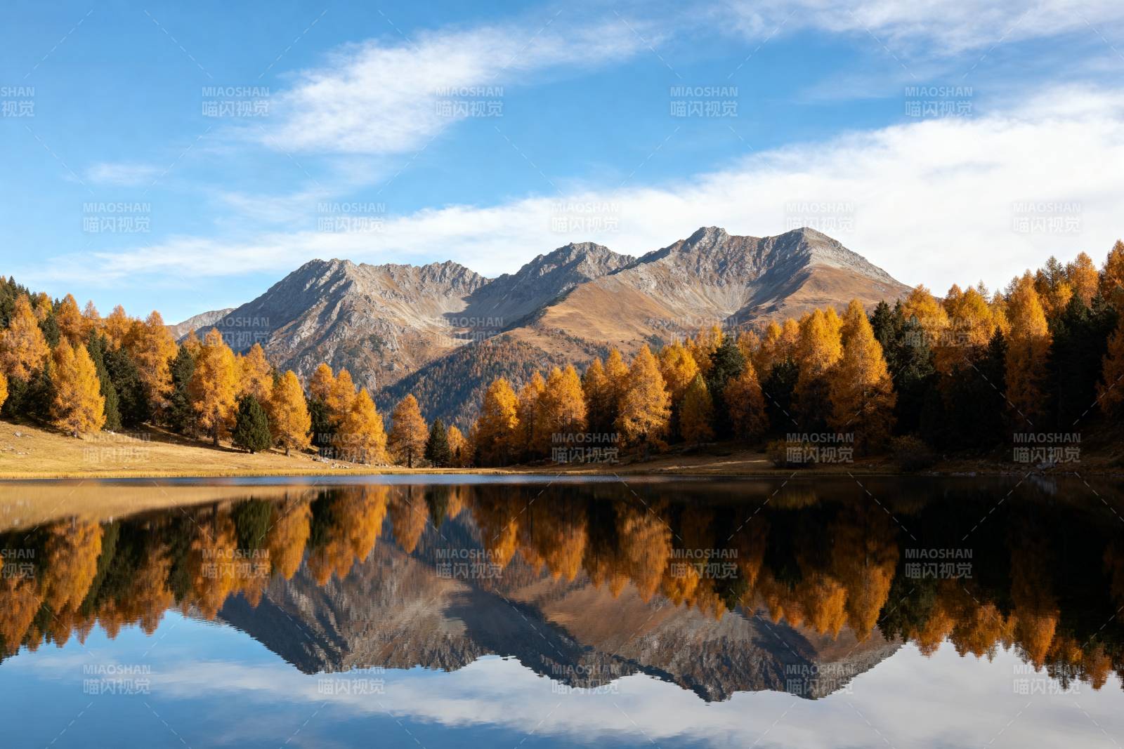秋山倒影湖光图片