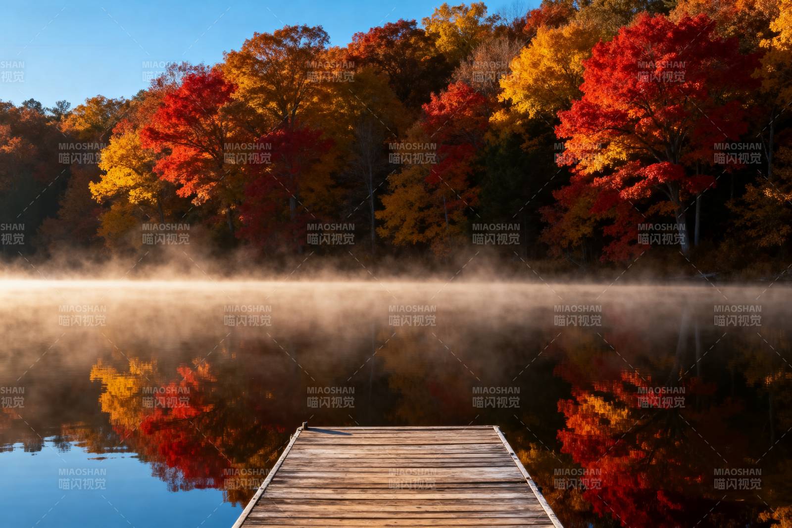 秋湖晨雾倒影图片