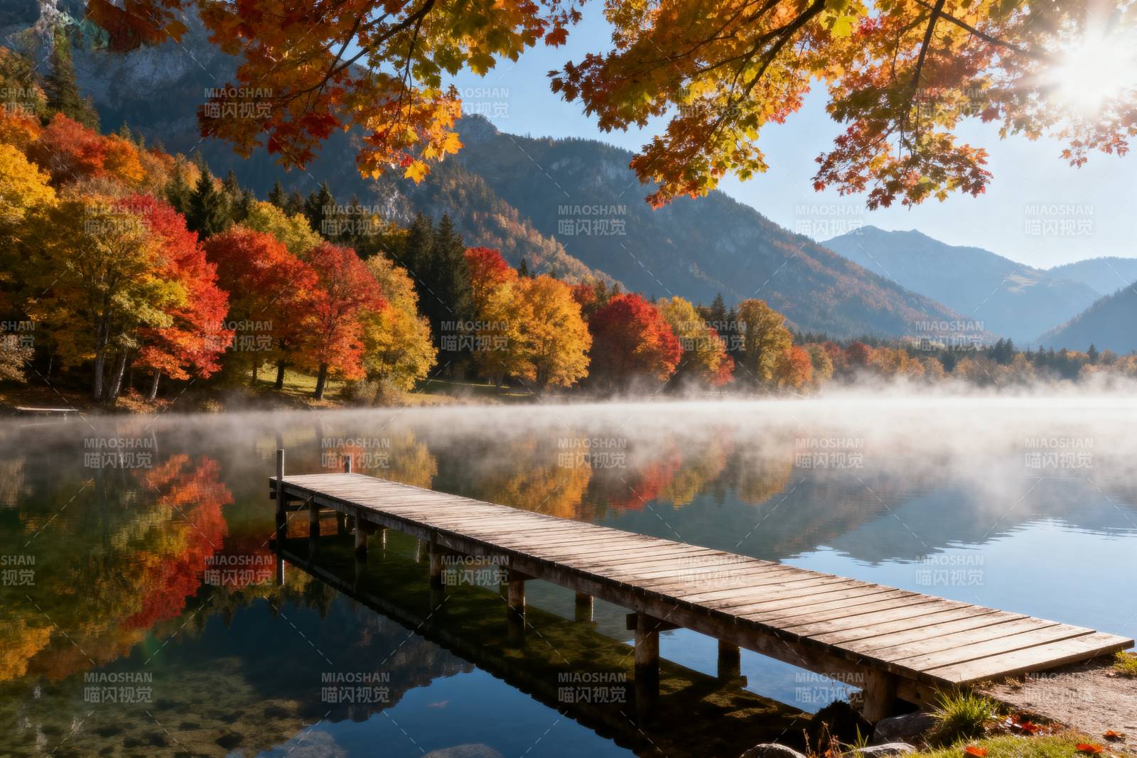 秋湖晨雾 静谧如画图片