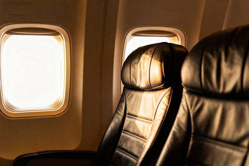 飞机舷窗旁的座椅图片