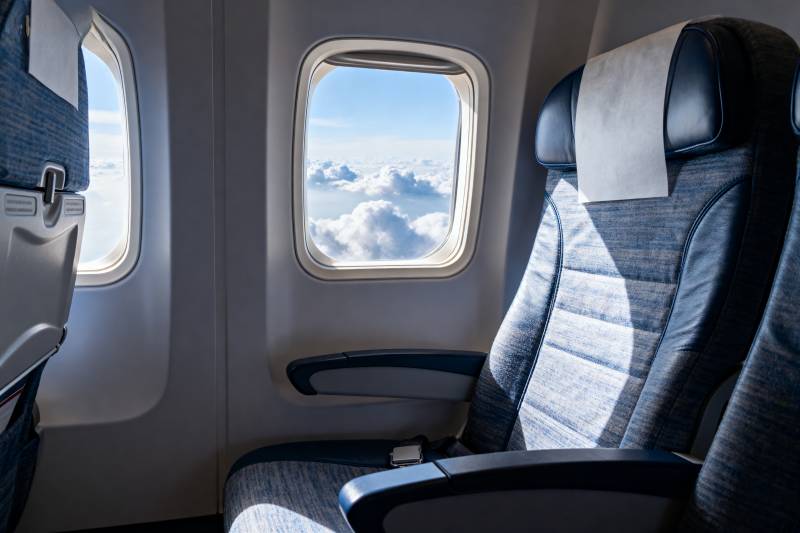 飞机窗边的宁静时光图片