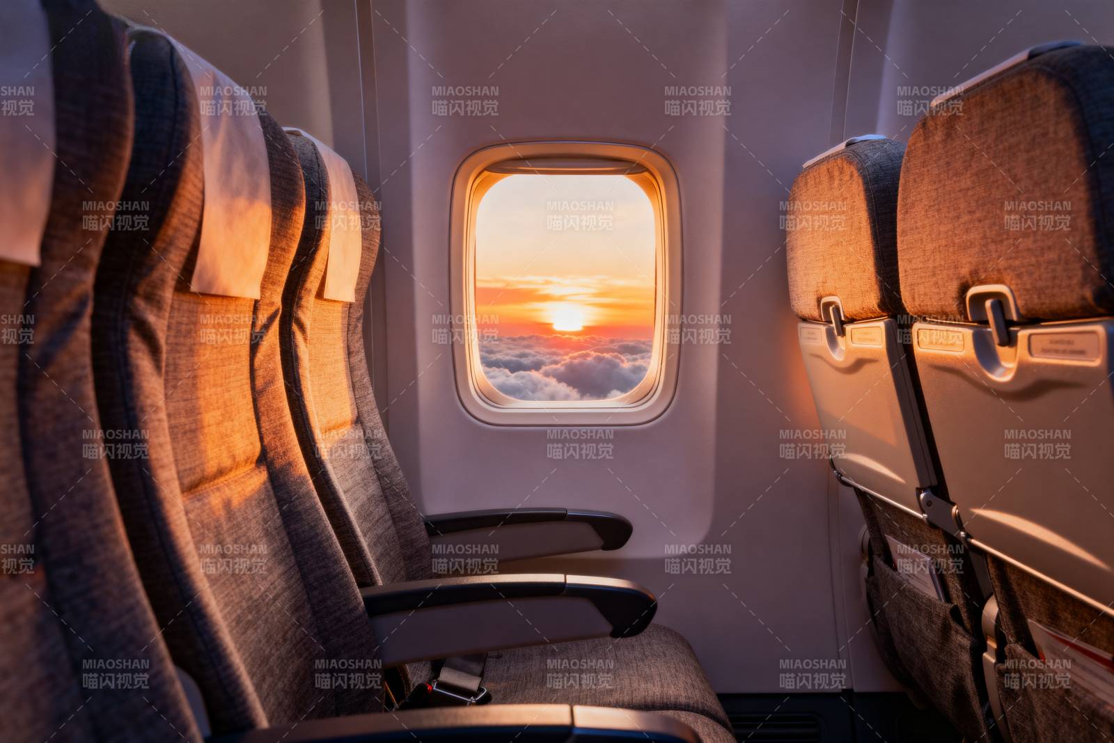 夕阳下的飞机窗景图片