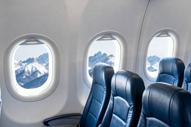 飞机窗外雪山美景图片