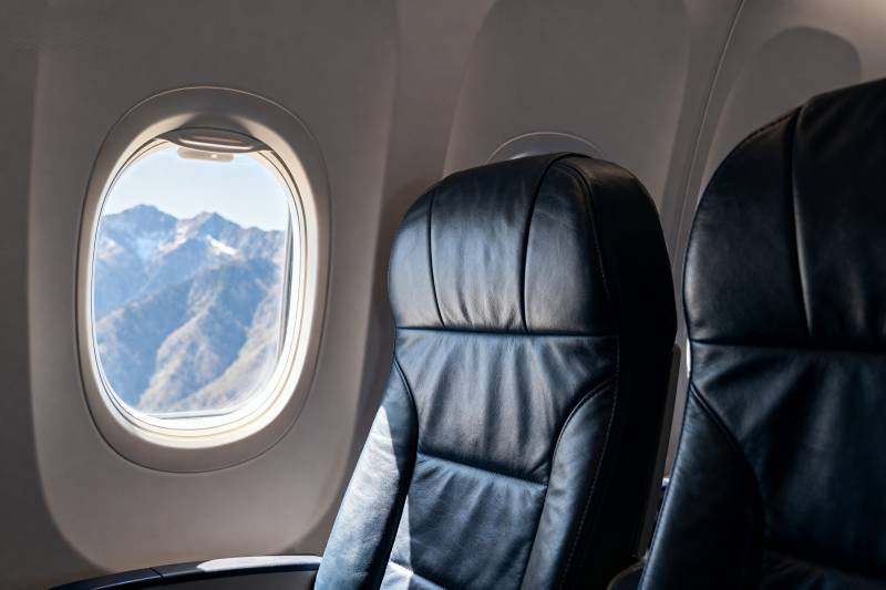 飞机窗外的山景图片