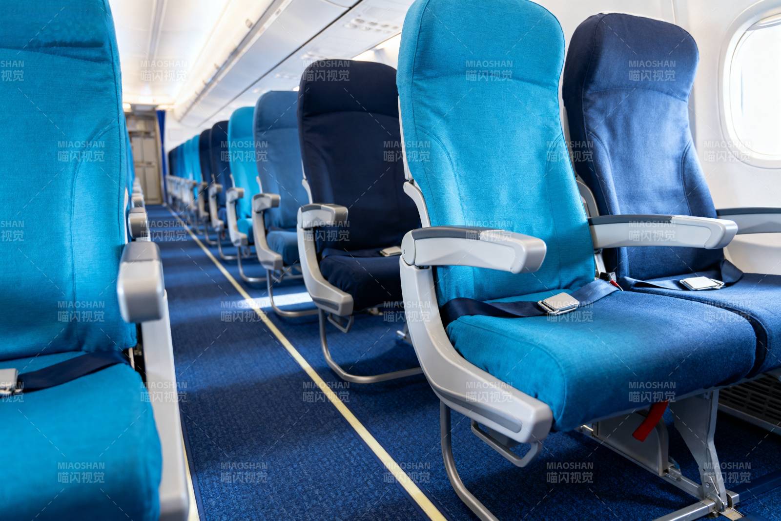 飞机客舱蓝色座椅图片