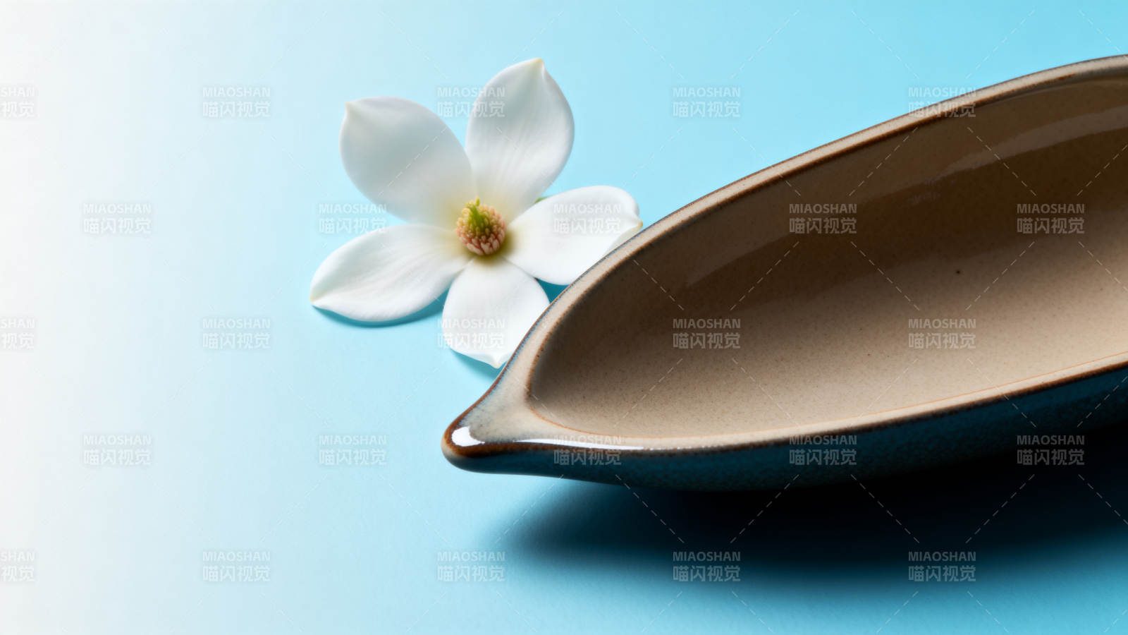 花与陶盘静物图片