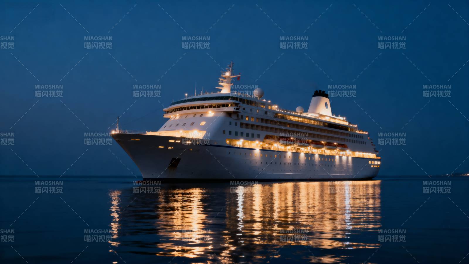 夜航邮轮静泊海面图片