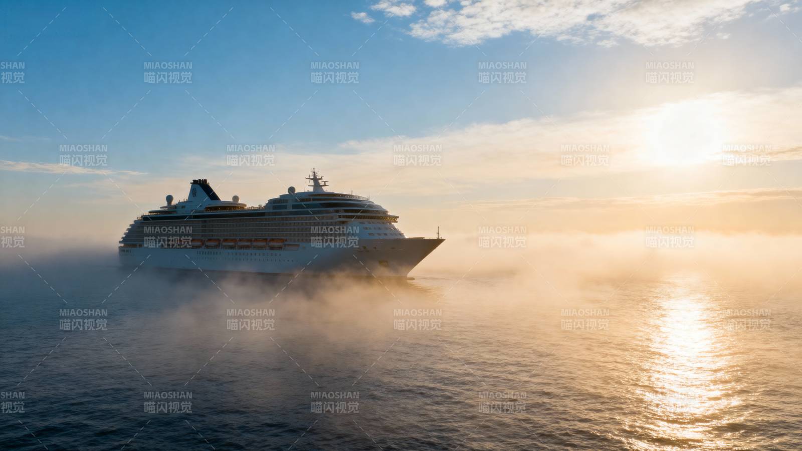 邮轮晨雾航程图片