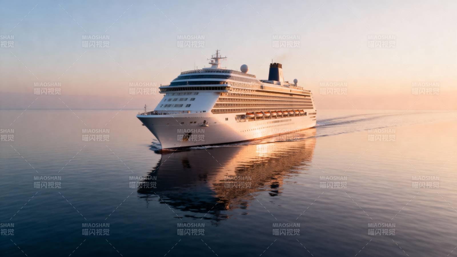 邮轮静泊海面图片