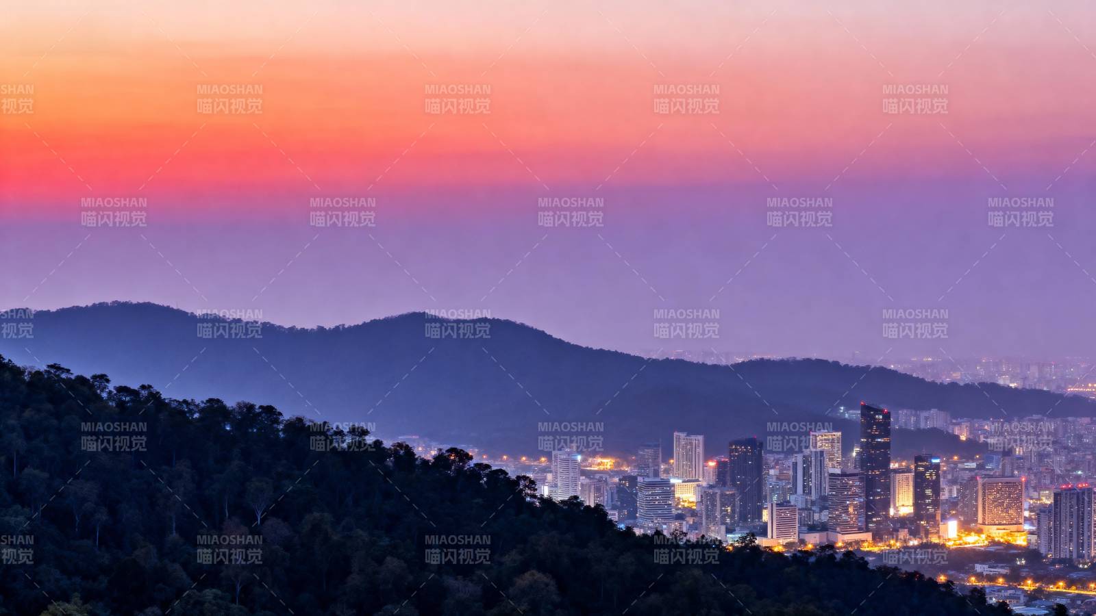 城市暮色山影图片