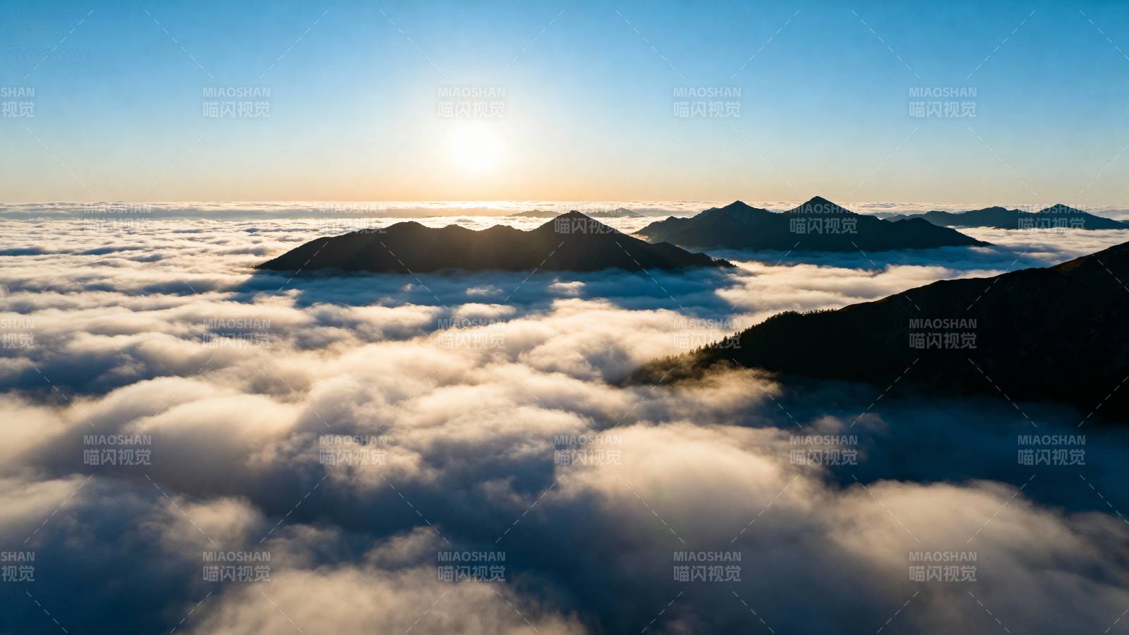 云海日出山巅图片