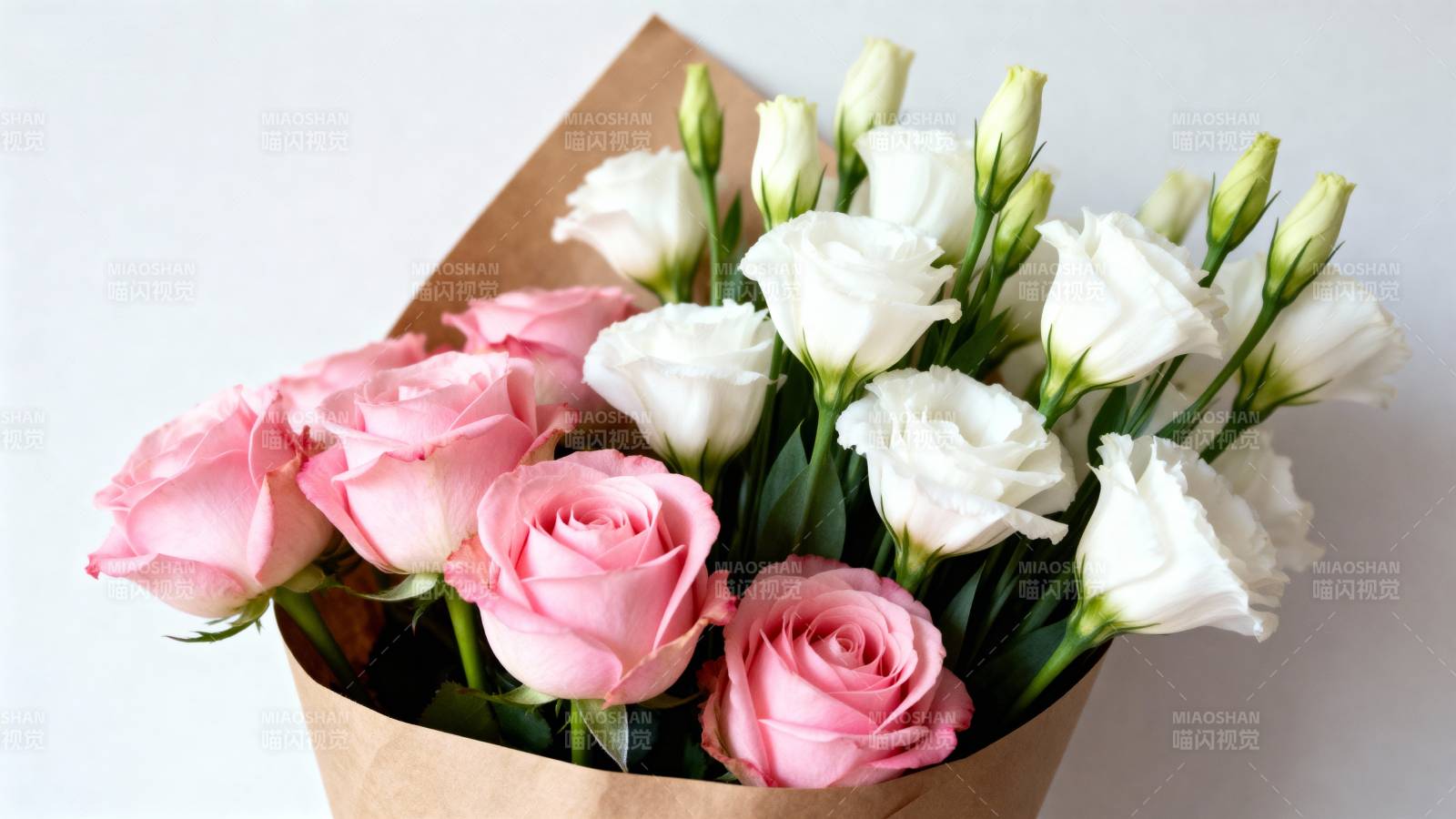 粉白玫瑰花束图片