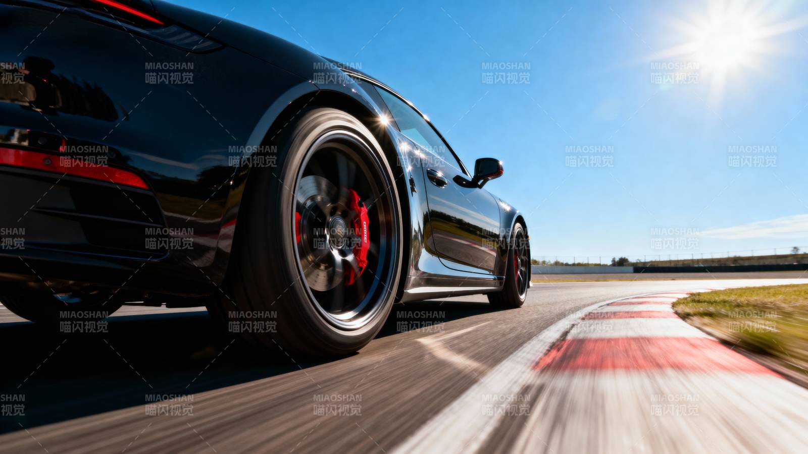 疾驰的黑色跑车图片