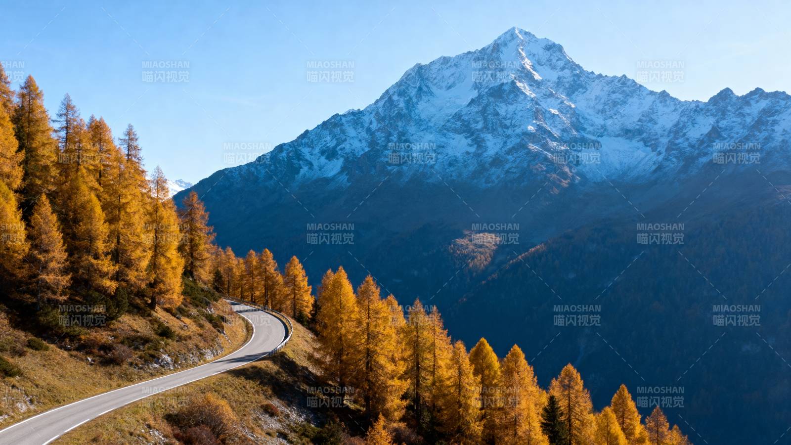 秋山雪峰公路图片