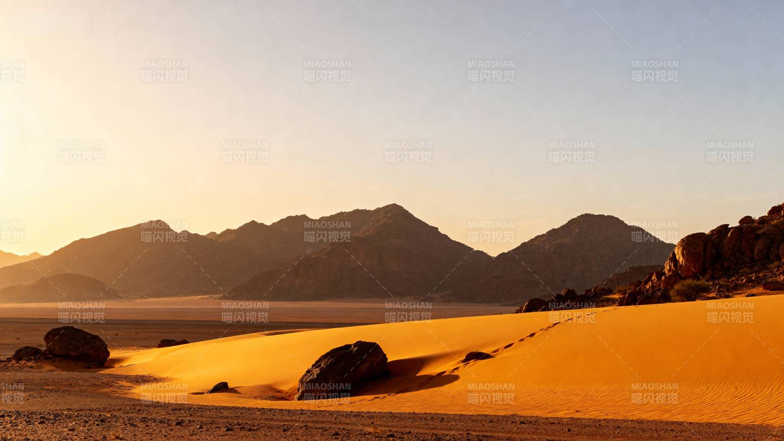 沙漠日落山影图片