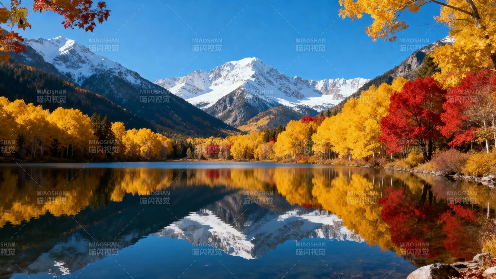 秋山倒影湖中图片