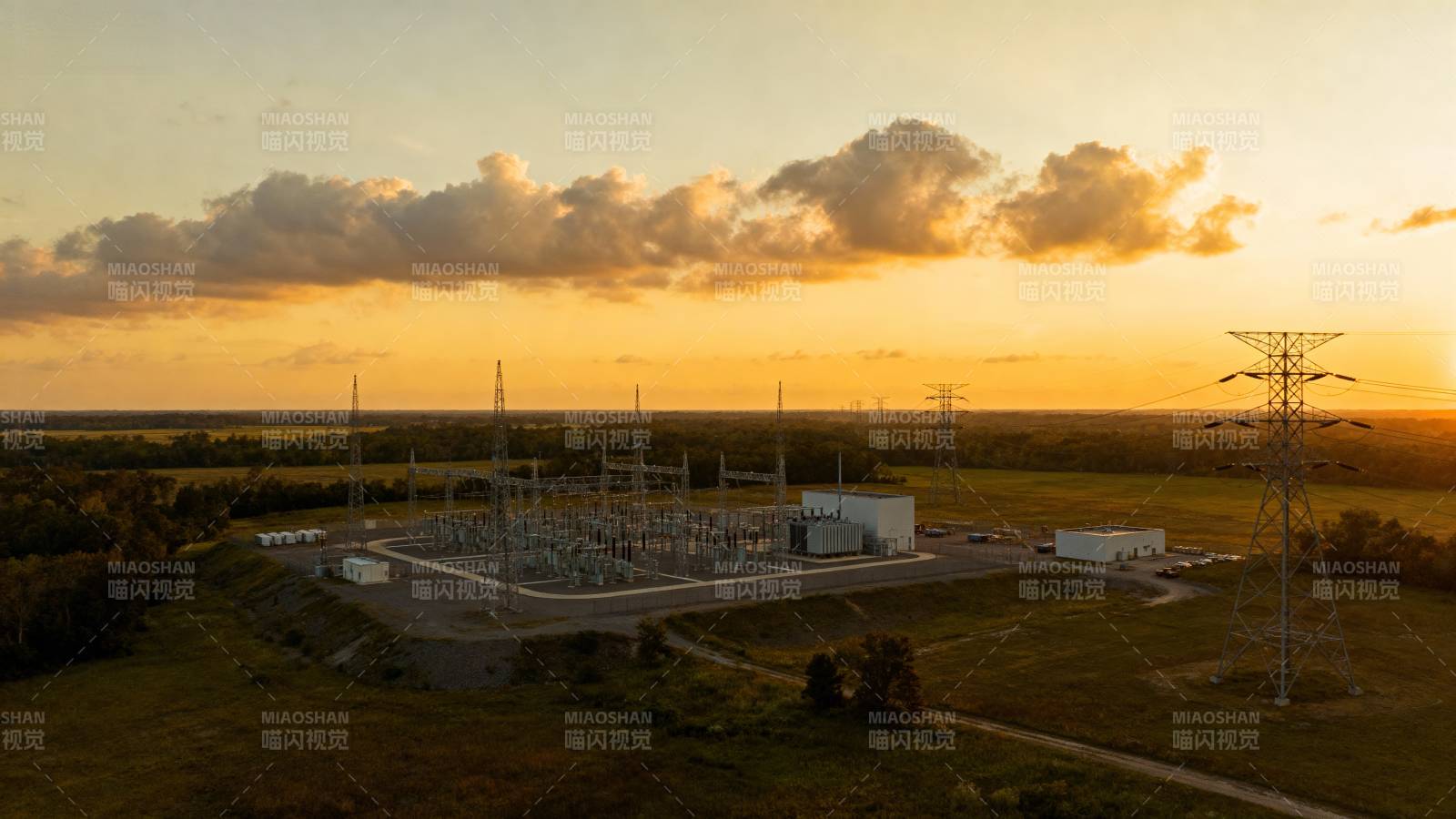 夕阳下的变电站图片