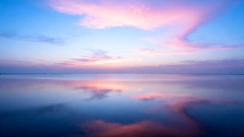 湖面朝霞映天际图片