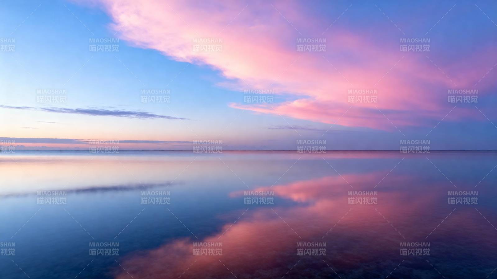 湖面映霞光图片