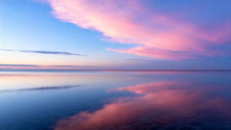 湖面映霞光图片