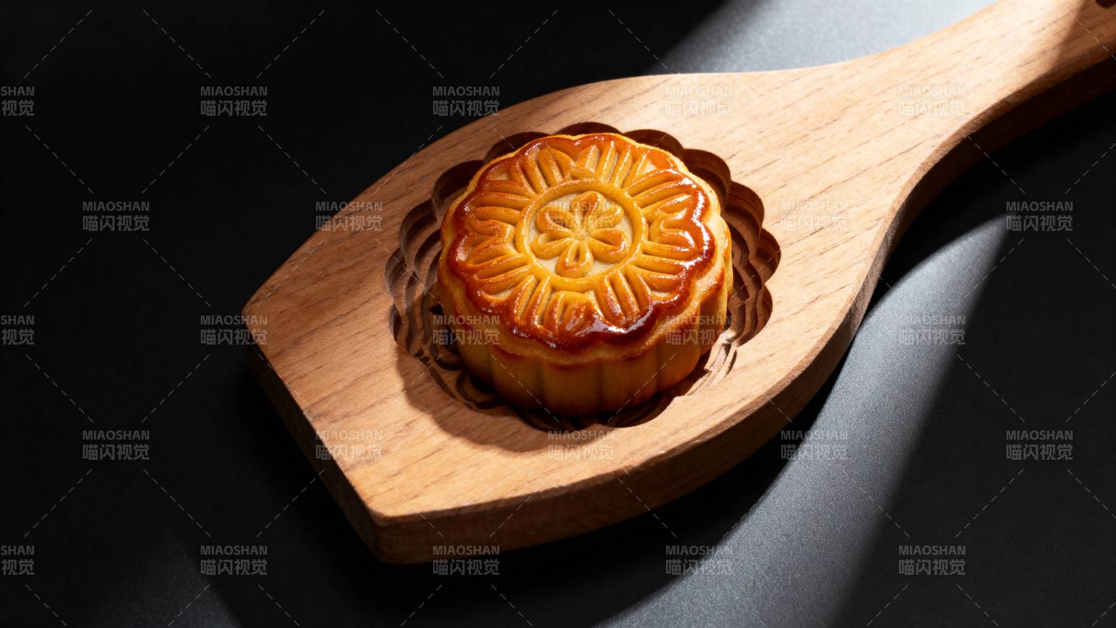 月饼静置于木勺图片